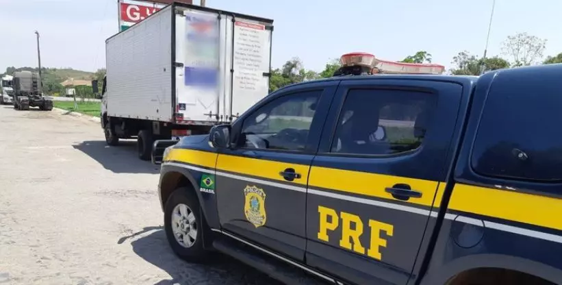 A foto mostra um caminhão sendo apreendido pela PRF