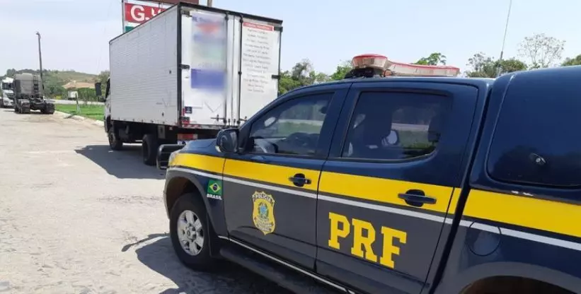 PRF flagra motorista dirigindo caminhão com CNH falsa