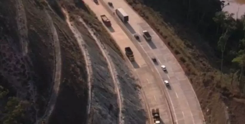 A foto mostra trecho da duplicação da BR 381