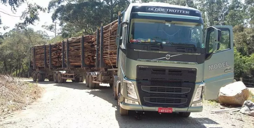 A foto mostra uma carreta tritrem da Model Transportadora