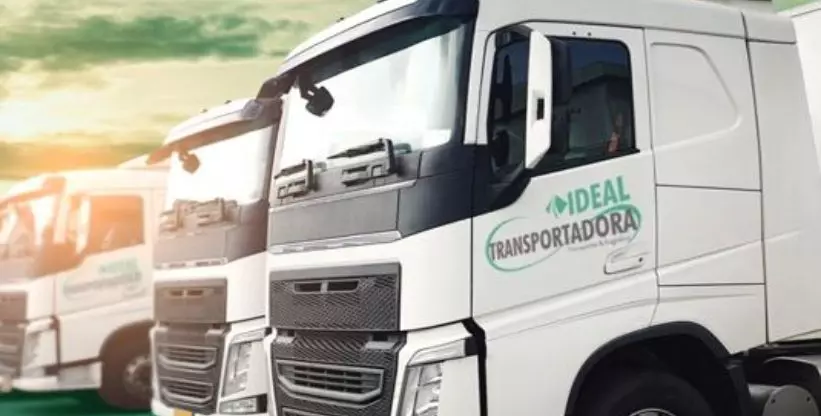 A foto mostra uma frota da Ideal Transportadora