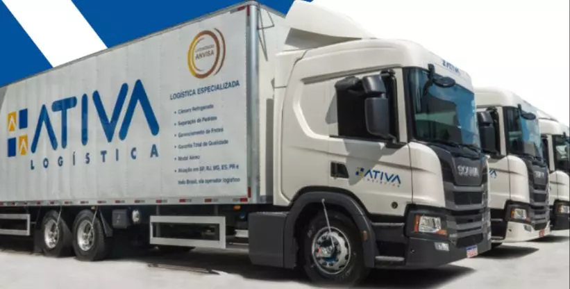 A foto mostra a frota de caminhões Scania da Ativa Logística