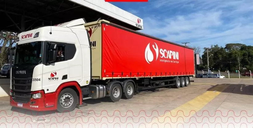 A foto mostra uma carreta do Grupo Scapini