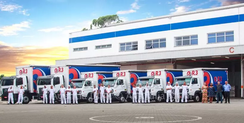 A foto mostra a frota de caminhões da R3 Transportes
