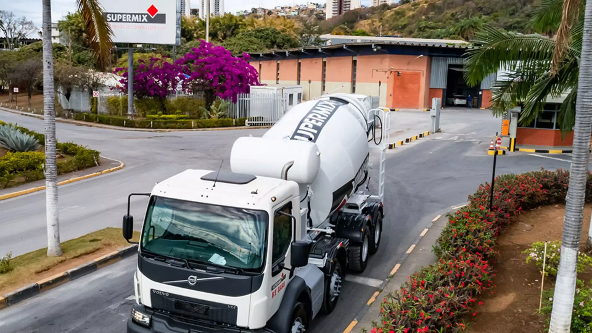 A foto mostra um caminhão betoneira da Supermix