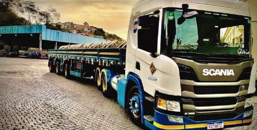 A foto mostra uma carreta da Transporte Excelsior