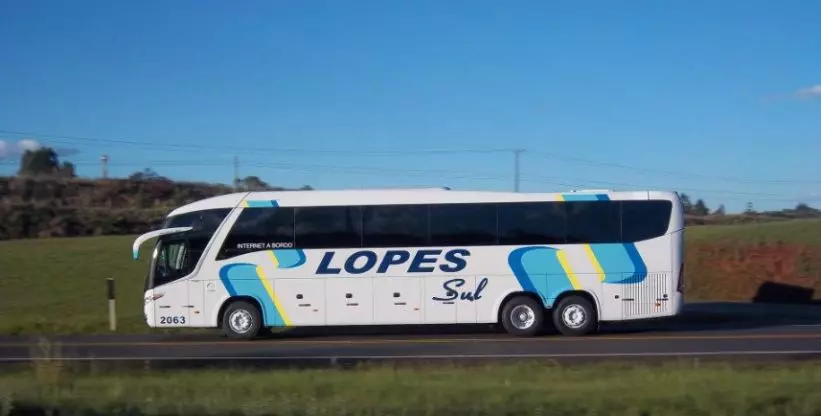 A foto mostra um ônibus da Empresa Lopes Sul Transportes