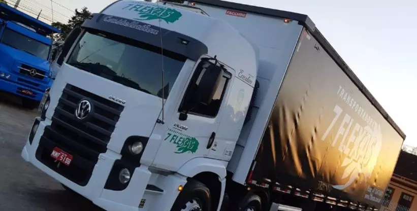 A foto mostra caminhão da Transportadora 7 Flexas
