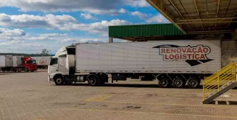 A foto mostra uma carreta da transportadora Renovação Logística