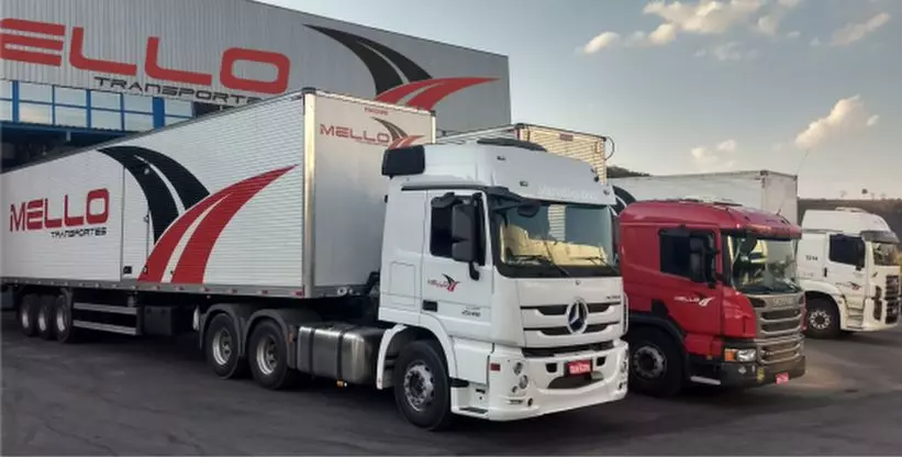 A foto mostra uma carreta da Mello Transportes