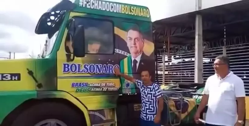 A foto mostra uma carreta com a foto do Bolsonaro