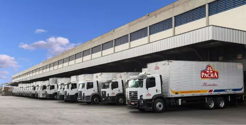 A foto mostra a frota de caminhões da Pachá Alimentos