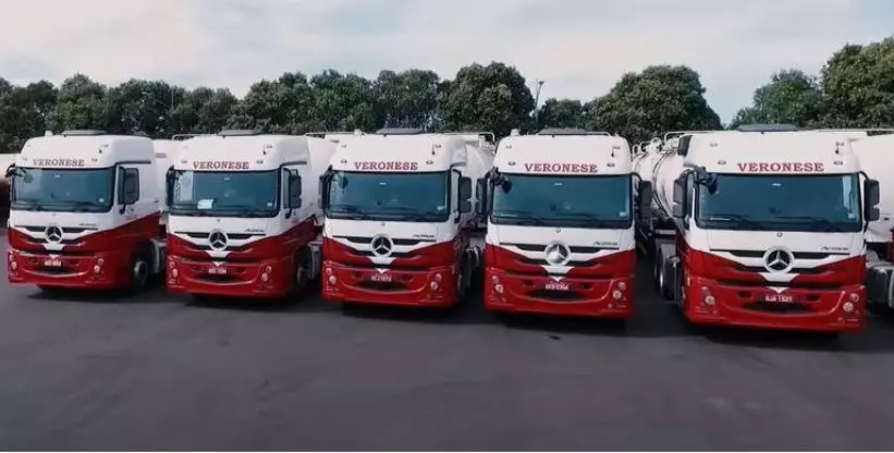 A foto mostra a frota de caminhões do grupo Veronese