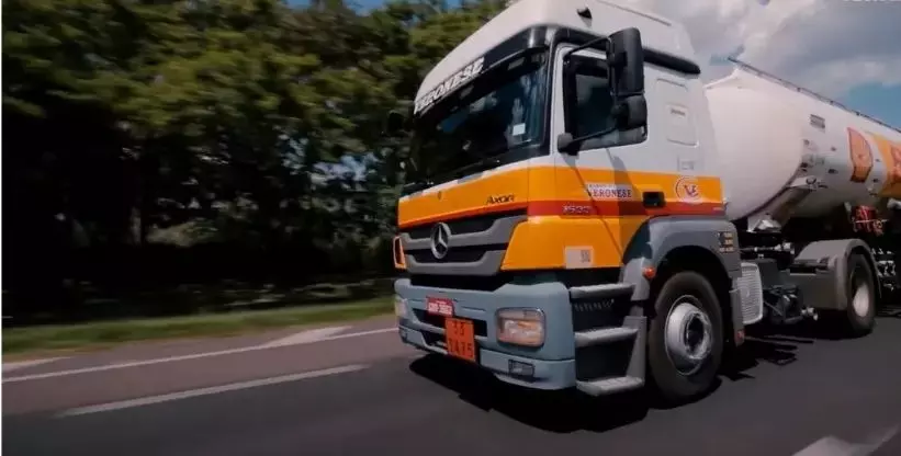 A foto mostra uma carreta da empresa Veronese