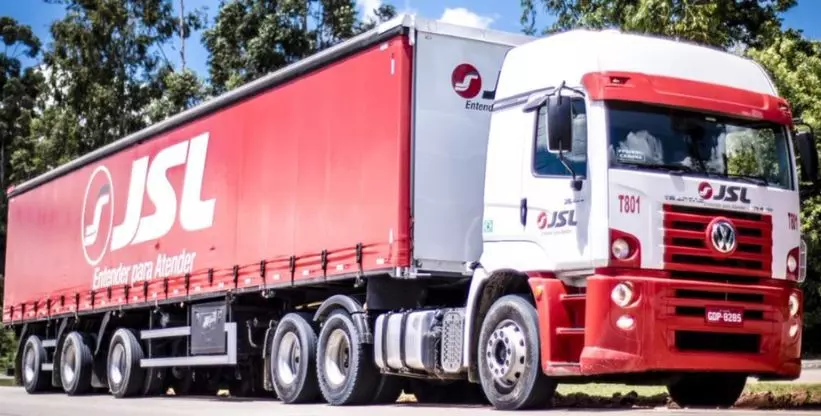 A foto mostra uma carreta da JSL Transportes