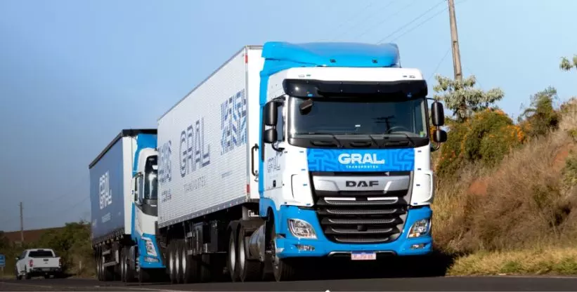 A foto mostra duas carreta da Gral Transportes