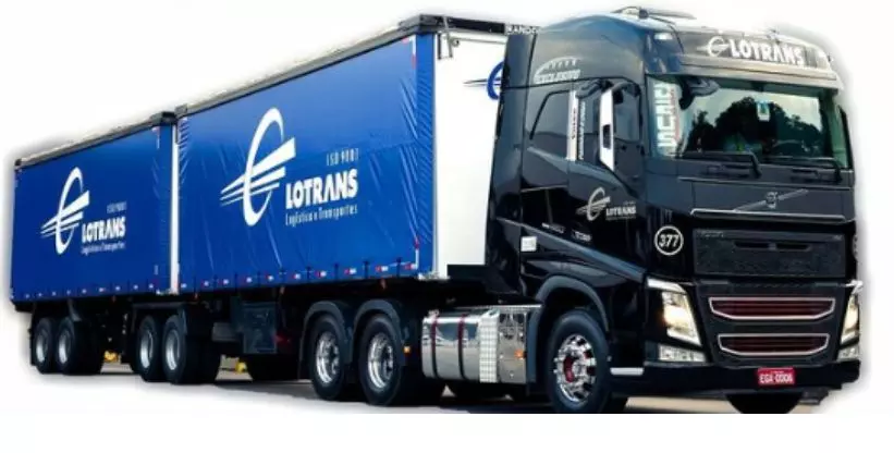 A foto mostra uma carreta da Lotrans Transportes