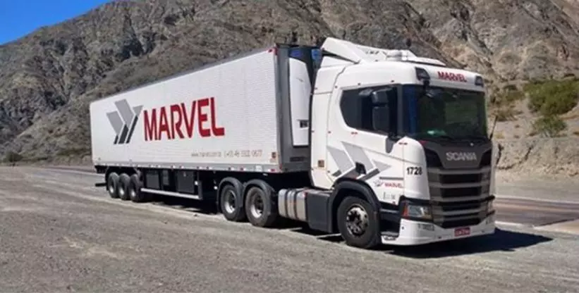 A foto mostra uma carreta da empresa Transportes Marvel