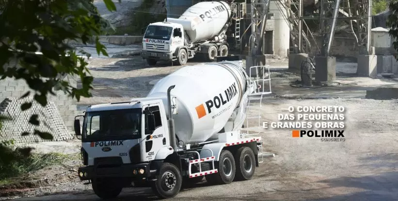 A foto mostra 2 caminhões da Polimix Concreto