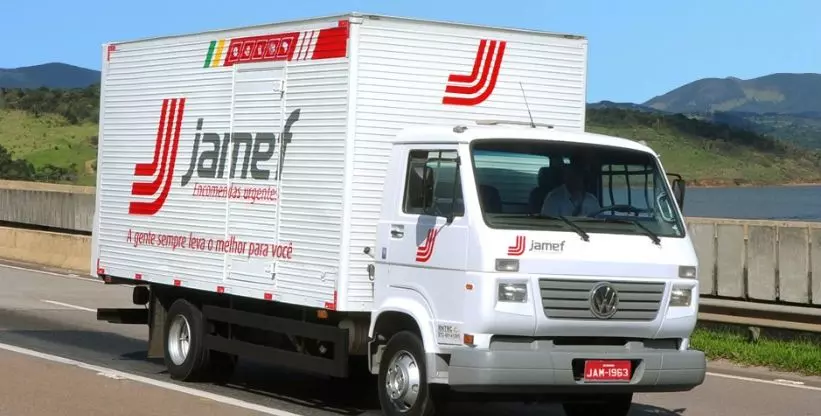 A foto mostra um caminhão da Jamef