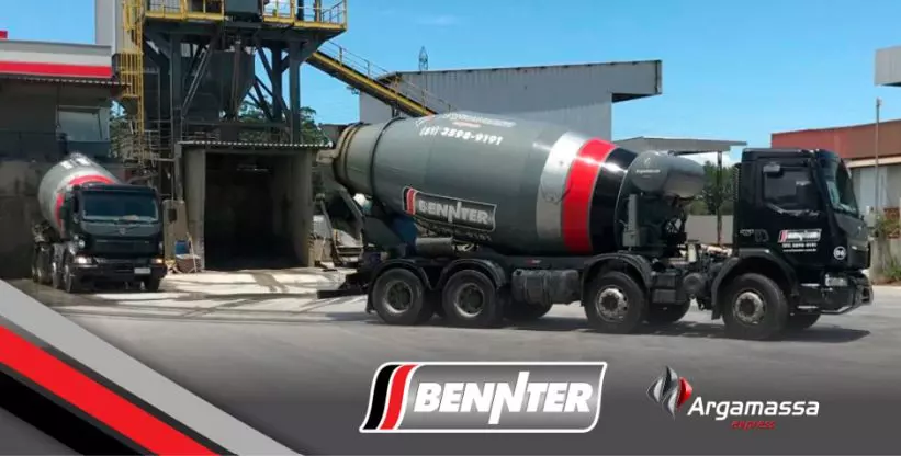A foto mostra dois caminhões betoneiras da Bennter