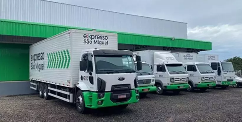 A foto mostra uma parte da frota da Expresso São Miguel