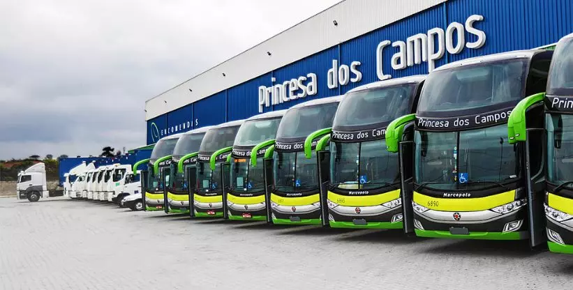 A foto mostra a frota da empresa Expresso Princesa dos Campos