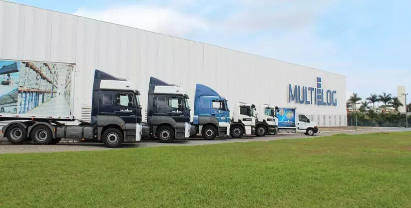 A foto mostra a frota de caminhões e carretas da Multilog