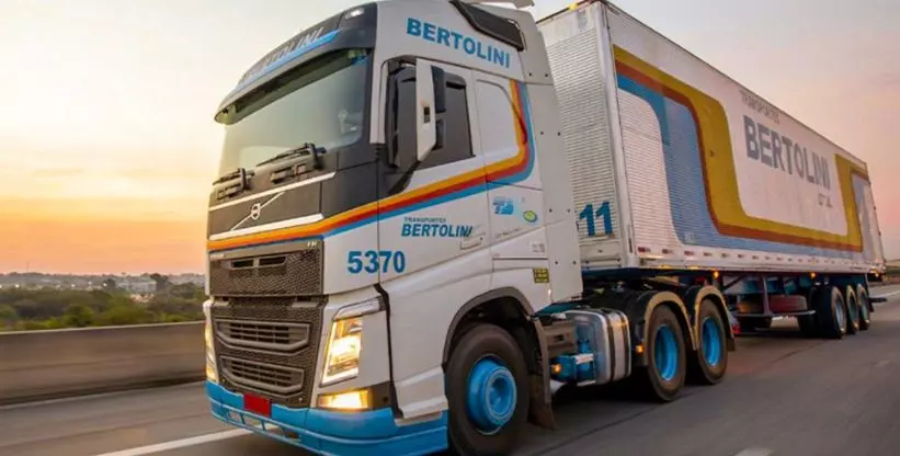 A foto mostra uma carreta da Transportes Bertolini