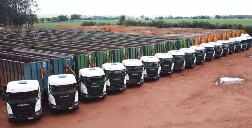 A foto mostra a frota de caminhões da IB Logística e Transportes