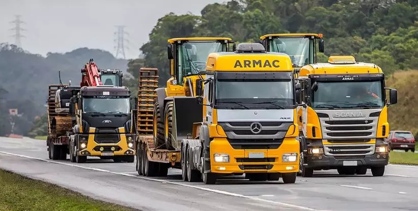 A foto mostra uma carreta da ARMAC
