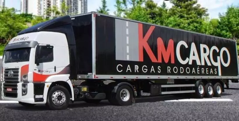 A foto mostra uma carreta da KM Cargo