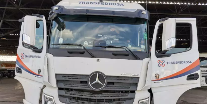 A foto mostra uma carreta da Transpedrosa