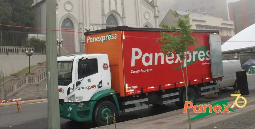 A foto mostra um caminhão da Transportes Panex