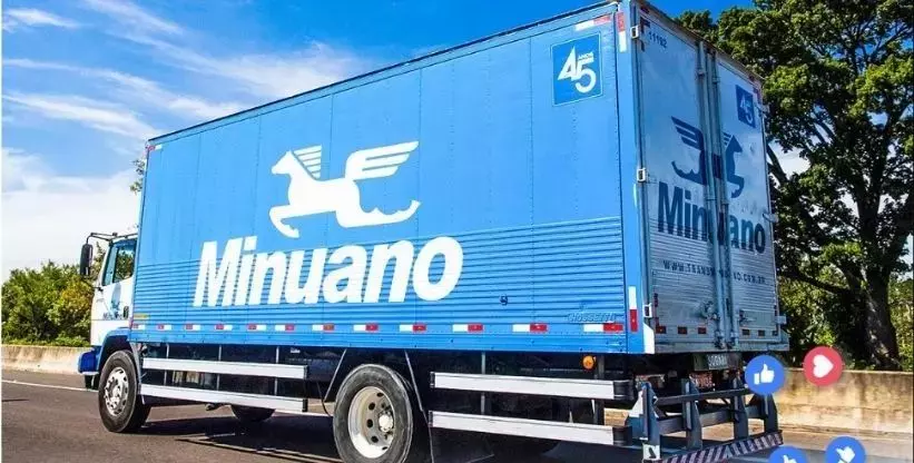 A foto mostra um caminhão da Transportadora Minuano