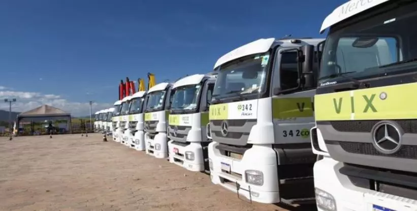 A foto mostra a frota de caminhões da VIX Logística