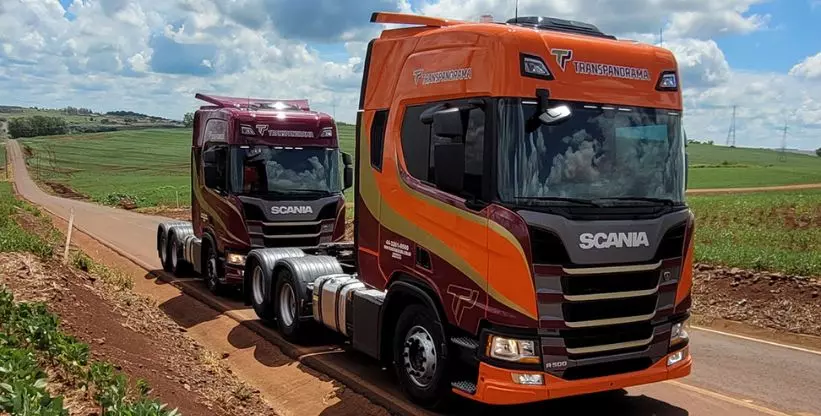 A foto mostra duas carretas da Transpanorama Transportes