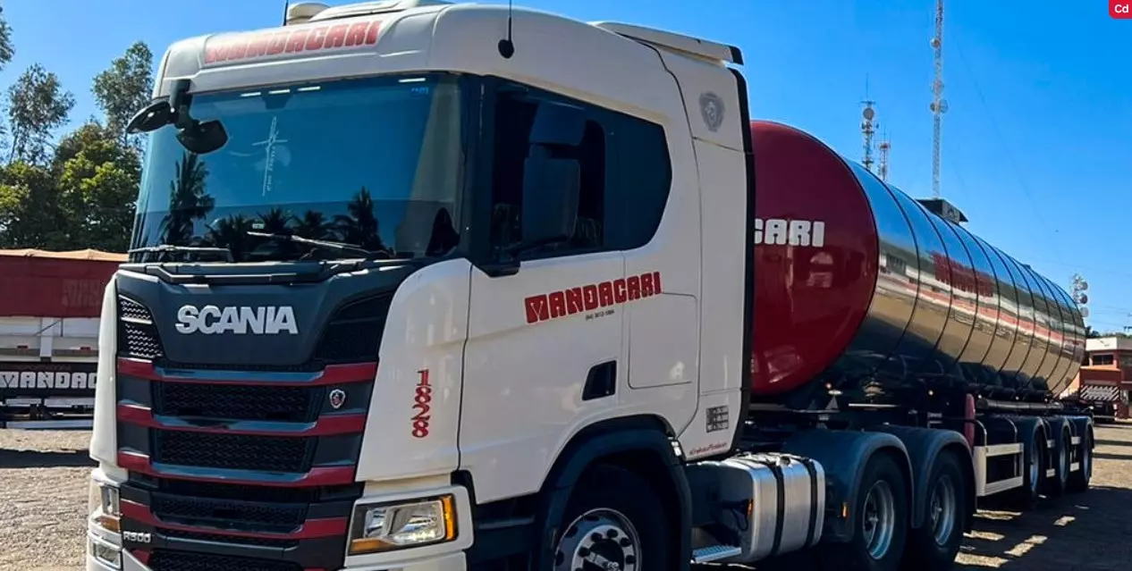 A foto mostra uma carreta da Transportadora Mandacari
