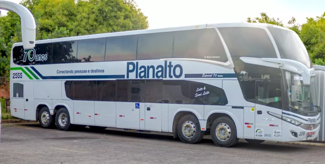 A foto mostra um ônibus da Planalto Transportes