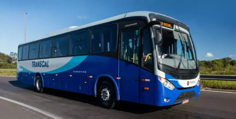 A foto mostra um ônibus da Transcal