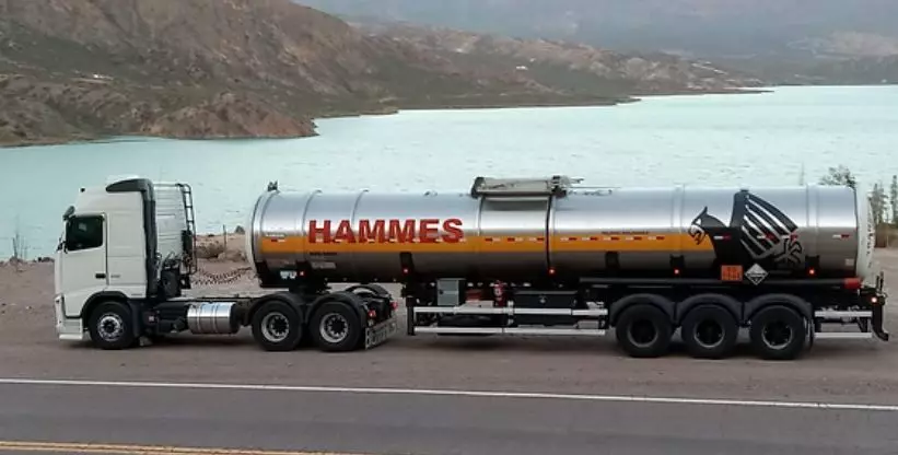 A foto mostra uma carreta da Transportadora Hammes