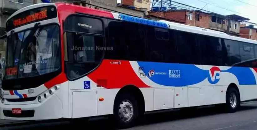 A foto mostra um ônibus da Viação Pavunense