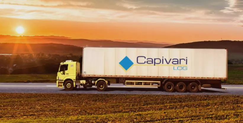 A foto mostra uma carreta da Capivari Logística