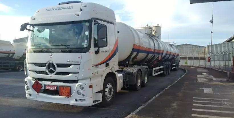 A foto mostra uma carreta da Transpedrosa