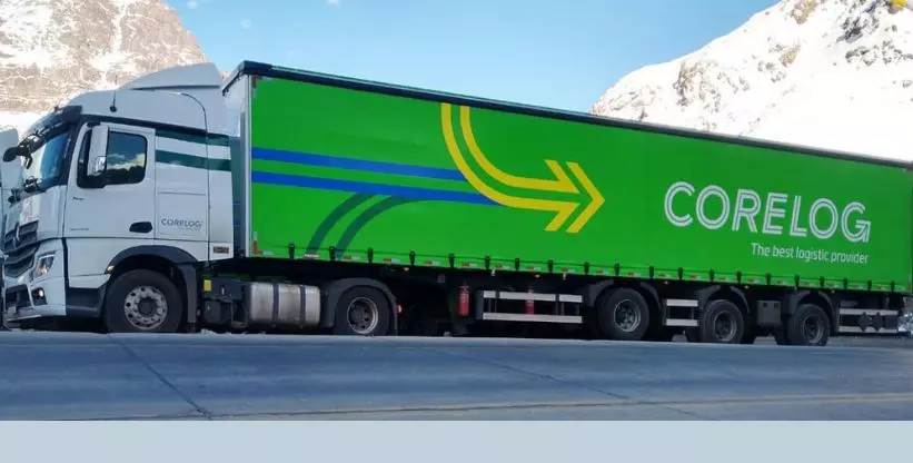 A foto mostra uma carreta da Corelog