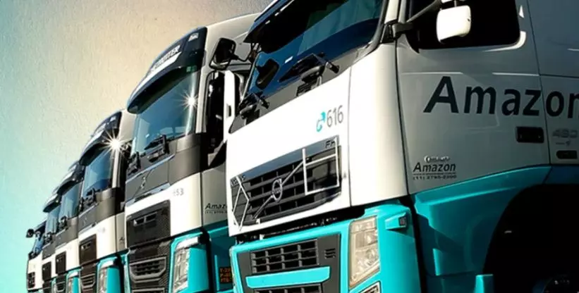 A foto mostra a frota da Amazon Transportes