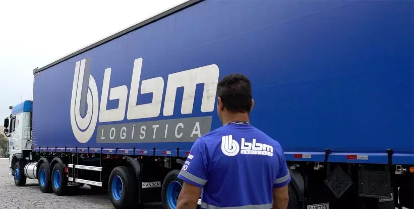 A foto mostra uma carreta da Bbm Logística