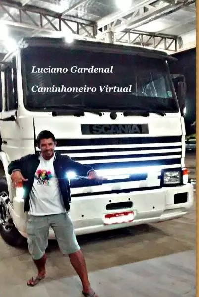 A foto mostra Luciano Gadernal fazendo outra pose em frente a um caminhão