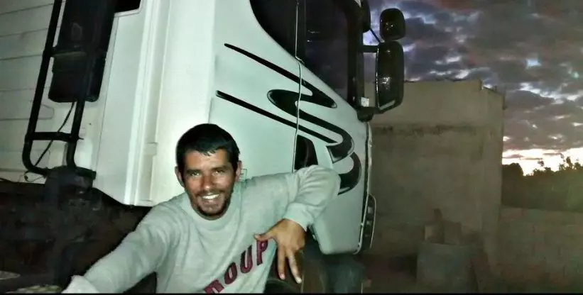 A foto mostra Luciano Gadernal pousando para foto em frente ao caminhão