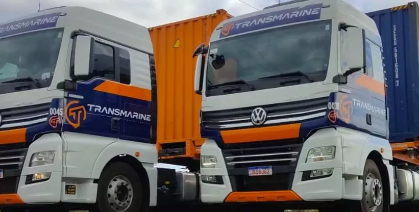 A foto mostra duas carretas da Transmarine